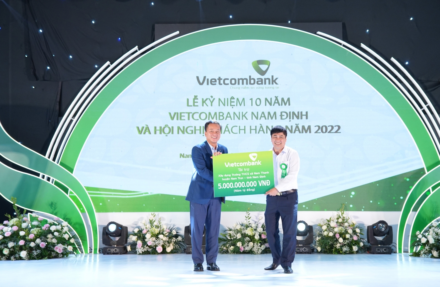 Vietcombank trao 5 tỷ đồng hỗ trợ kinh phí xây dựng trường THCS xã Nam Thanh, huyện Nam Trực, tỉnh Nam Định