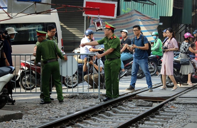 Cấm hoạt động phố cà phê đường tàu