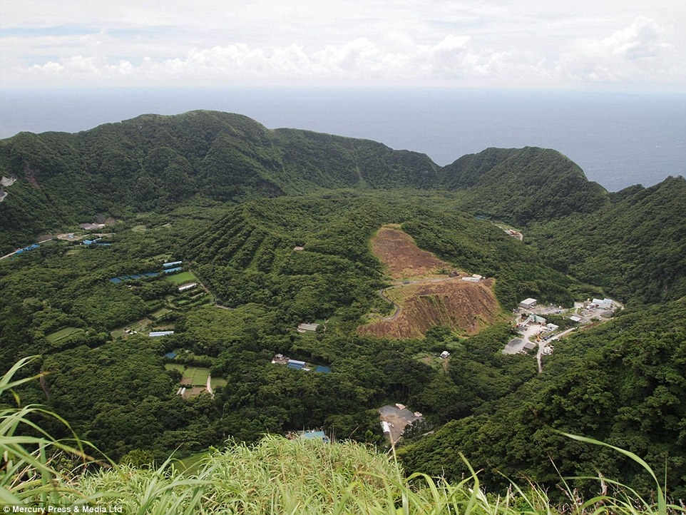 nhat-ban-ngoi-lang-aogashima-ky-la-nam-gon-trong-mieng-nui-lua-2