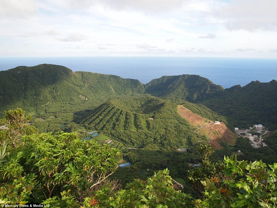 Nhật Bản: Ngôi làng Aogashima kỳ lạ nằm gọn trong miệng núi lửa