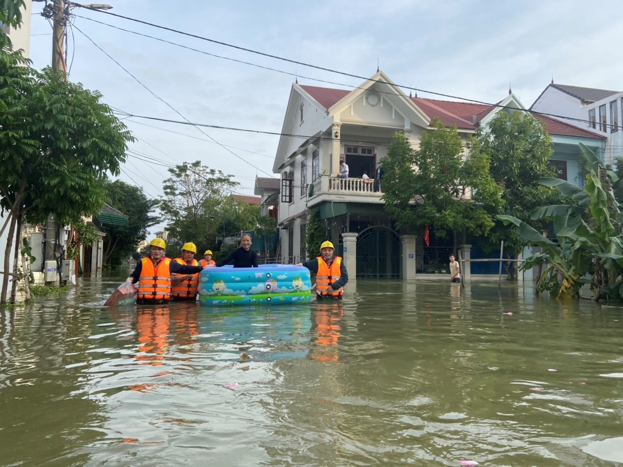 Điện lực Hà Tĩnh nỗ lực cấp điện trở lại và hỗ trợ nhân dân sau mưa lũ