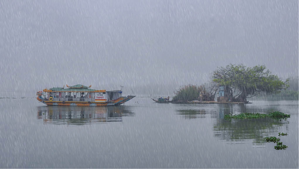 Huế: Ngắm sông Hương trong mưa