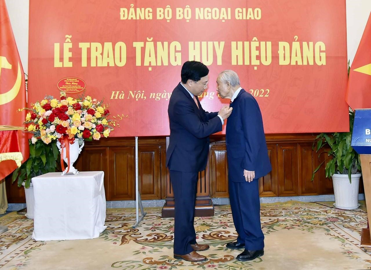 Trao tặng Huy hiệu 75 năm tuổi Đảng cho đồng chí Nguyễn Mạnh Cầm
