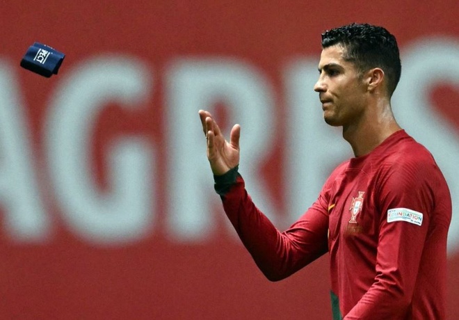 Ronaldo ném băng thủ quân, báo Bồ Đào Nha thay nhau chỉ trích