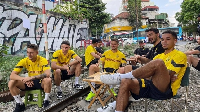 Xác minh hình ảnh cầu thủ CLB Borussia Dortmund check-in "cà phê đường tàu"
