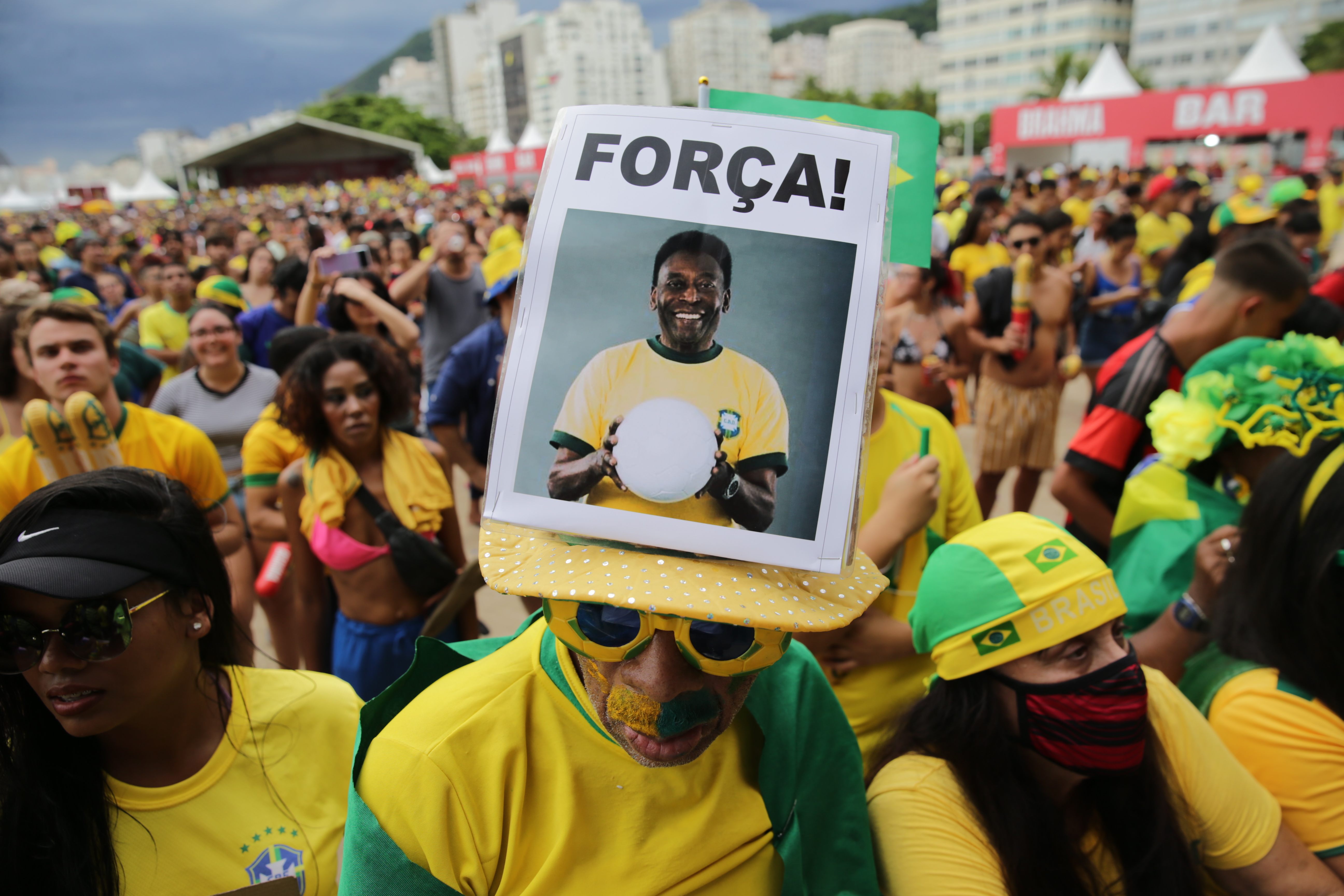 ĐT Brazil vinh danh Pele trong trận thắng đậm trước Hàn Quốc