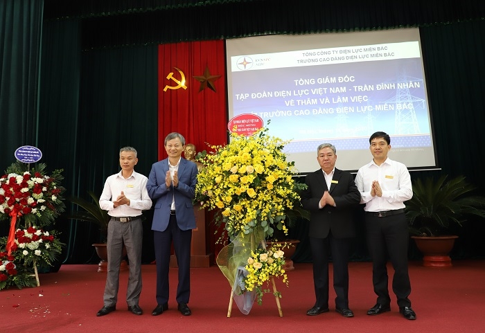 Tổng Giám đốc EVN Trần Đình Nhân và lãnh đạo EVNNPC thăm các đơn vị đào tạo nhân Ngày Nhà giáo Việt Nam
