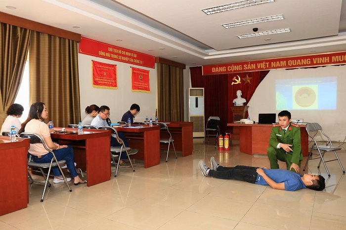 Tập đoàn Lạc Hồng và Công an quận Thanh Xuân tổ chức huấn luyện nghiệp vụ Phòng cháy chữa cháy, cứu nạn cứu hộ
