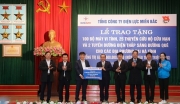 EVNNPC tri ân khách hàng tại vùng lũ Nghệ An, Hà Tĩnh với tổng giá trị 2,3 tỷ đồng