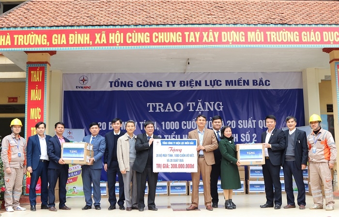 EVNNPC trao tặng quà tại Trường Tiểu học Hợp Thịnh số 2, huyện Hiệp Hòa tỉnh Bắc Giang nhân “Tháng tri ân khách hàng”