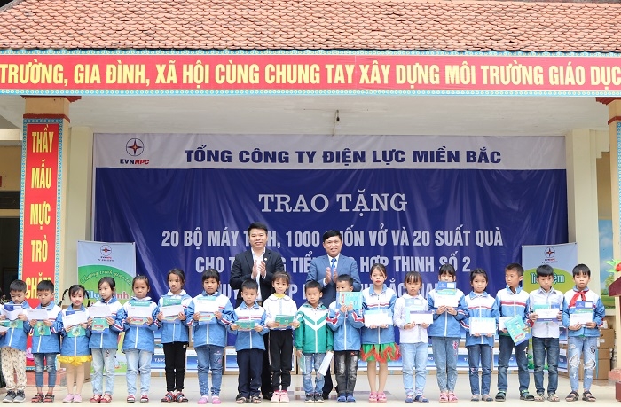 EVNNPC trao tặng quà tại Trường Tiểu học Hợp Thịnh số 2, huyện Hiệp Hòa tỉnh Bắc Giang nhân “Tháng tri ân khách hàng”