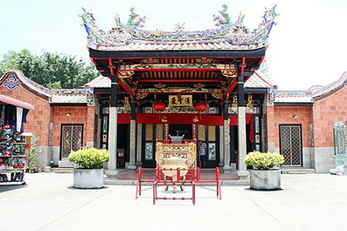 Cận cảnh ngôi đền linh thiêng toàn rắn độc ở Đông Nam Á 1