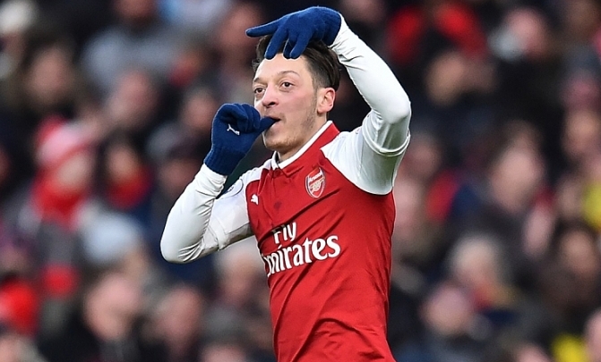 Ian Wright: Mesut Ozil sẽ chơi hay hơn nhiều nếu gia nhập M.U