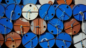 Giá dầu Urals của Nga giảm nhưng vẫn trên mức trần