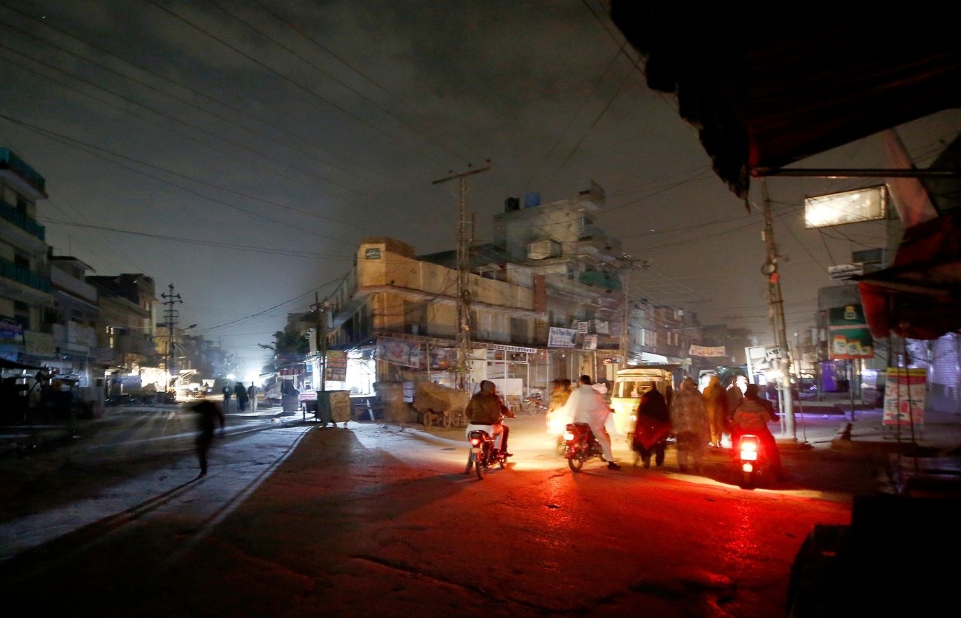 Hệ thống điện gặp sự cố, toàn bộ Pakistan chìm trong bóng tối