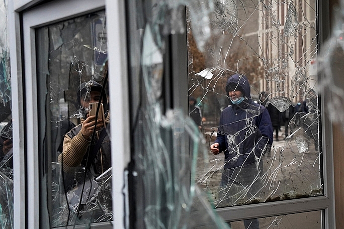 Người biểu tình đập phá một chốt gác cảnh sát ở Almaty.
