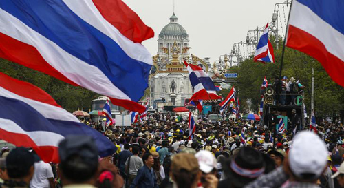 [Caption]Thousands of demonstrators, among them a group known as the Student and People Network to Reform Thailand, rallied near Government House on Monday. 