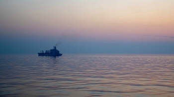 Tàu chiến Mỹ bắt giữ vũ khí nghi của Iran trên vùng biển Arab