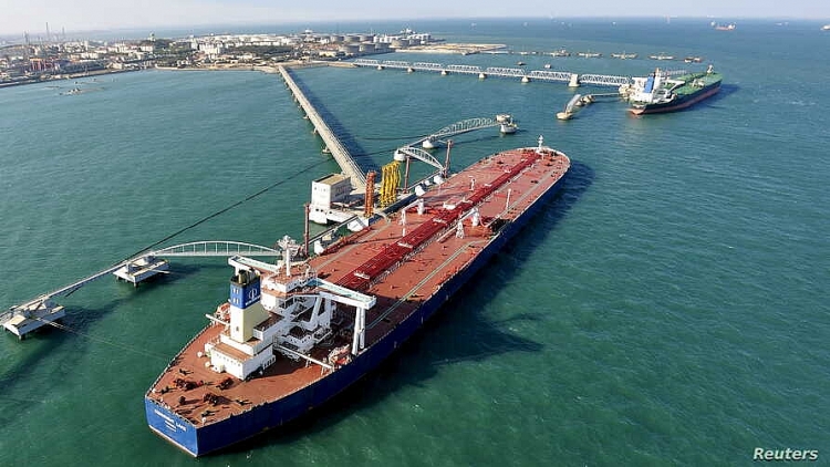 Một tàu chở dầu cập cảng Thanh Đảo, tỉnh Sơn Đông, Trung Quốc. 