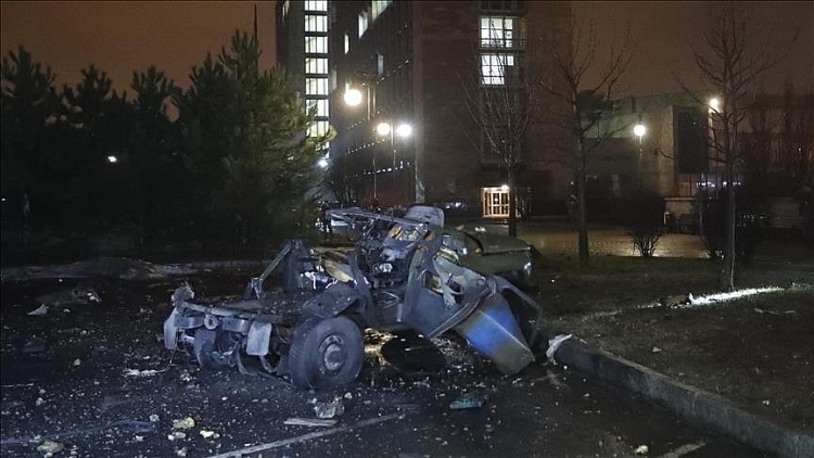 Một chiếc xe phát nổ ngay trong bãi đỗ gần trụ sở tòa nhà chính quyền địa phương tại trung tâm thành phố Donetsk ở miền Đông Ukraine.