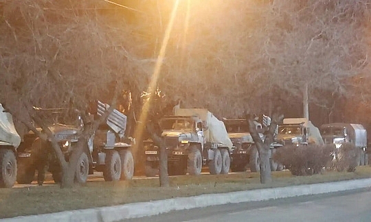 Xe quân sự trên đường phố ở ngoại ô Donetsk. 