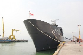 Tàu đổ bộ Hải quân Singapore cập cảng Tiên Sa - Đà Nẵng