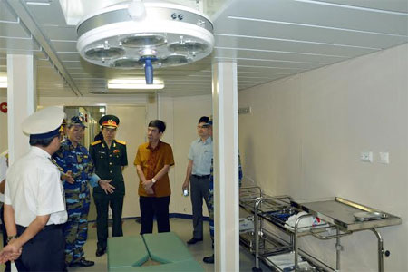 Đại sứ Việt Nam tại Indonesia Nguyễn Xuân Thủy đến thăm Tàu HQ-561 trong diễn tập