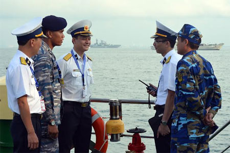 Sĩ quan Hải quân Việt Nam và Indonesia trao đổi nghiệp vụ trong diễn tập