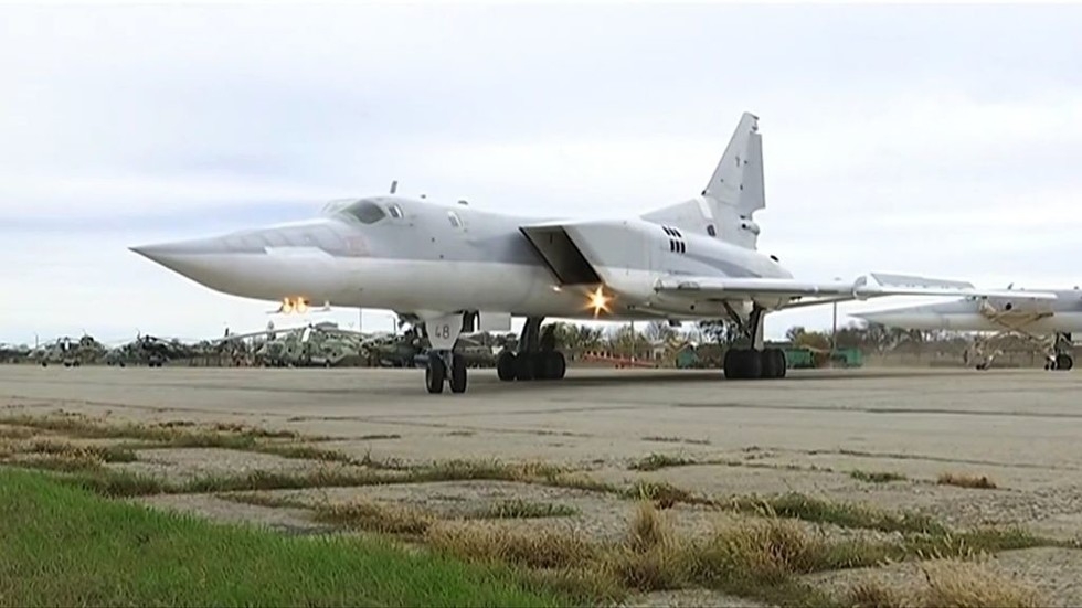 Nga điều oanh tạc cơ Tu-22M3 và tên lửa Iskander tới Crimea