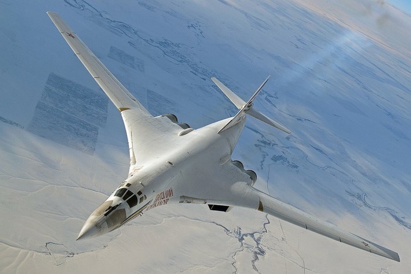 Cận cảnh máy bay ném bom Tu-160 của Nga bay qua Đại Tây Dương