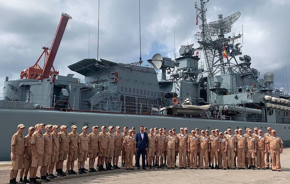 Tàu hộ vệ tên lửa Nga theo sát tàu chiến NATO ở Biển Đen