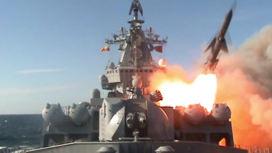 Tàu hộ vệ tên lửa Nga phóng tên lửa hành trình Kalibr ngoài khơi Syria