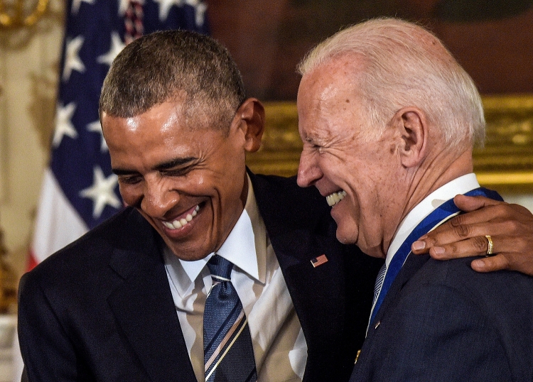 Cựu Tổng thống Obama và Tổng thống Mỹ đương nhiệm Joe Biden trong sự kiện trao tặng huân chương tự do hồi năm 2017