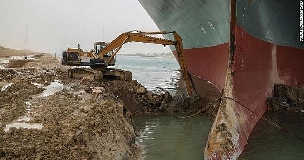 Tàu container Ever Given của hãng tàu Evergreen bị mắc cạn làm kênh đào Suez