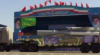 Iran "khoe" tên lửa phòng không tối tân trong lễ duyệt binh