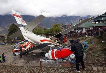 Máy bay va chạm trực thăng gần đỉnh Everest, ít nhất 3 người thiệt mạng