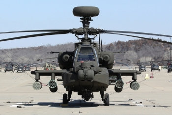 Anh điều trực thăng tấn công Apache tới sát biên giới Nga