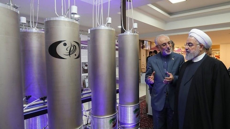 Tổng thống Iran giới thiệu các máy li tâm có nhiệm vụ làm giàm uranium với Lãnh tụ tối cao Iran.