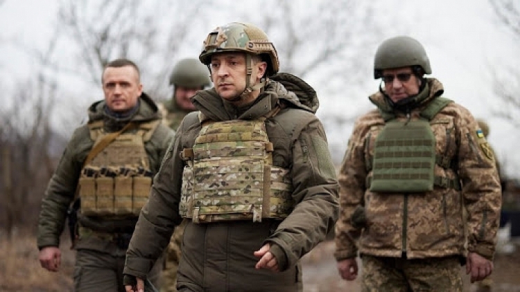 Tổng thống Ukraine Volodymyr Zelensky (chính giữa) thăm vùng chiến sự Donbass vào tháng 2/2021.