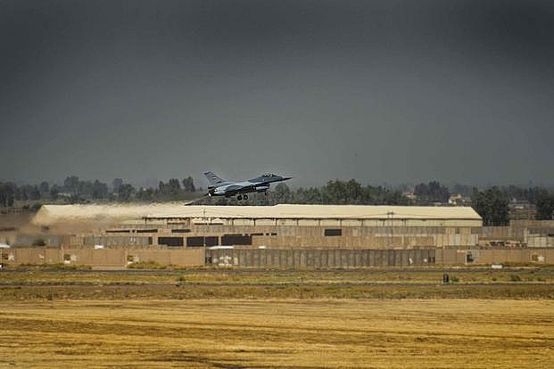 Một tiêm kích F-16 cất cánh từ căn cứ quân sự Balad hồi năm 2019.