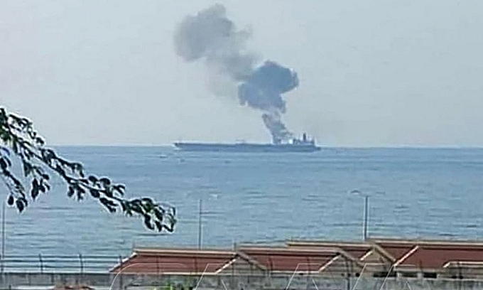 Khói bốc lên từ tàu dầu Iran bị tấn công ngoài khơi Baniyas, tây Syria, hôm 24/4.