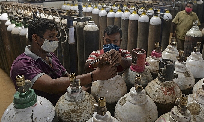 Công nhân chuẩn bị oxy tại một nhà máy ở Chennai, Ấn Độ, 