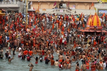 Bất chấp Covid-19 hoành hành, hàng chục nghìn người Ấn Độ vẫn tham gia lễ hội