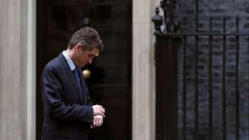 Bộ trưởng Quốc phòng Anh bị sa thải vì làm lộ thông tin