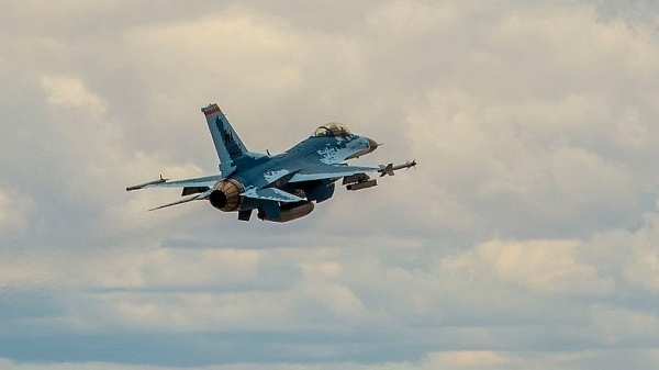 Tiêm kích F-16 "khoác áo" Su-57 lần đầu cất cánh
