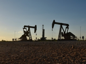 Giá dầu hôm nay: Dầu WTI vượt ngưỡng 30 USD/thùng