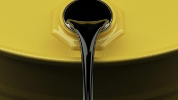 Giá dầu hôm nay giảm nhẹ sau khi tăng gần 3% trong phiên trước