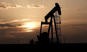 Dự trữ dầu thô của Mỹ bất ngờ tăng mạnh