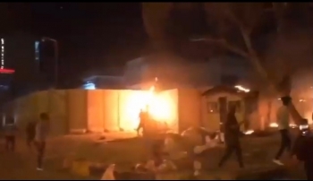 Cận cảnh người biểu tình Iraq đốt cháy lãnh sự quán Iran