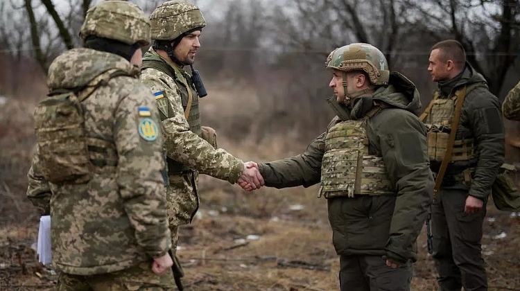 Tổng thống Ukraina, Volodymyr Zelensky trong một lần đến thăm vùng chiến sự ở Donbass, phía đông Ukraina, ngày 11/02/2021.